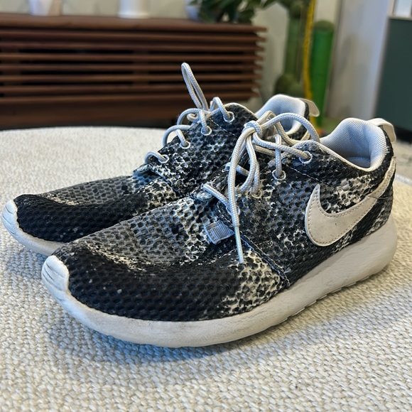 Nike Grey Snakeskin Vibe Runners - Picture 4 of 5